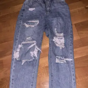 Ljusblåa håliga baggy jeans i storlek 34(xs) är i väldigt bra skick nästan aldrig haft på mig dom.