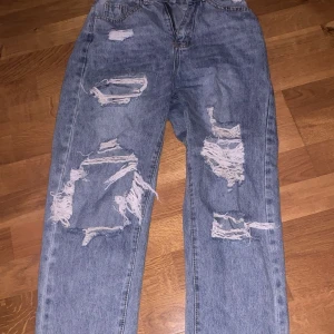 Håliga blåa baggy jeans - Ljusblåa håliga baggy jeans i storlek 34(xs) är i väldigt bra skick nästan aldrig haft på mig dom.