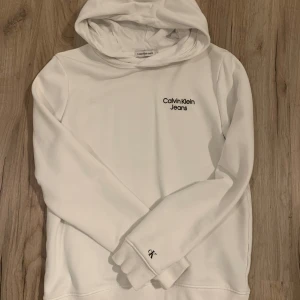 Ck hoodie - Lite osäker på om jag ska sälja denna tröja. Aldirg använd 