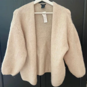 Lindex kofta  - Säljer denna nya populära kofta ifrån Lindex! Den är liten i storleken. Prislappen är borta då den är använd en gång💞Den är slutsåld och finns inte typ att få tag på! TRYCK PÅ KÖP NU 