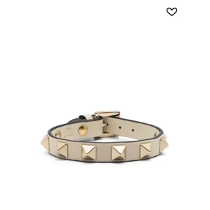 Valentino armband - Säljer mitt valentino armband. Det är använt och fått en spricka i lädret på sidan annars bra skick!❤️