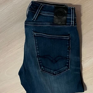 Mörkblå jeans från Replay - säljer ett par feta mörkblå Replay anbass jeans. De är i nyskicka förutom en liten ”slitning” under gylfen, men det syns inte när byxorna är på. 