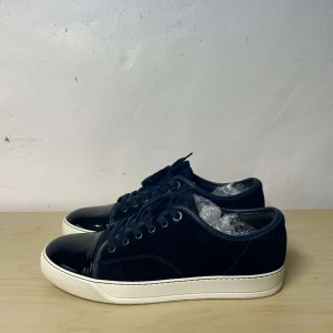 Lanvin Cap Toe - Säljer nu dessa Lanvin  i storlek 41-42. De är i bra skick och har mycket kvar att ge.  Skriv om ni har några frågor. 🙏🏼🙌🏼  ❗️❗️INGA BYTEN!!!! ❗️❗️