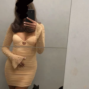 Ohpolly klänning  - Säljer min populära klänning från Ohpolly. Storlek 4 i uk size vilket är den minsta storleken. Använd endast en kväll, köpt för 1000kr. Säljer för 650kr + frakt