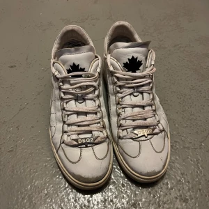 Daquared2 skor - Dsquared2 skor välanvända. Såljer billigt, kanske går att fräscha upp vad vet jag. 