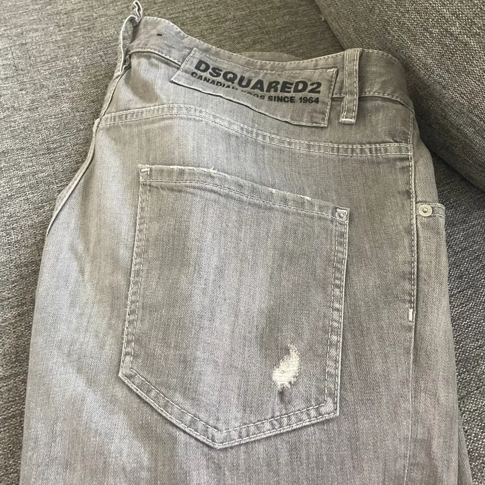 Dsquared2 jeans, perfekt skick med inte en enda liten skråma på. Storlek 54. Köpta för 450€ i Milano. Kan tänka mig släppa dem till ett bra pris vid snabb affär. . Jeans & Byxor.