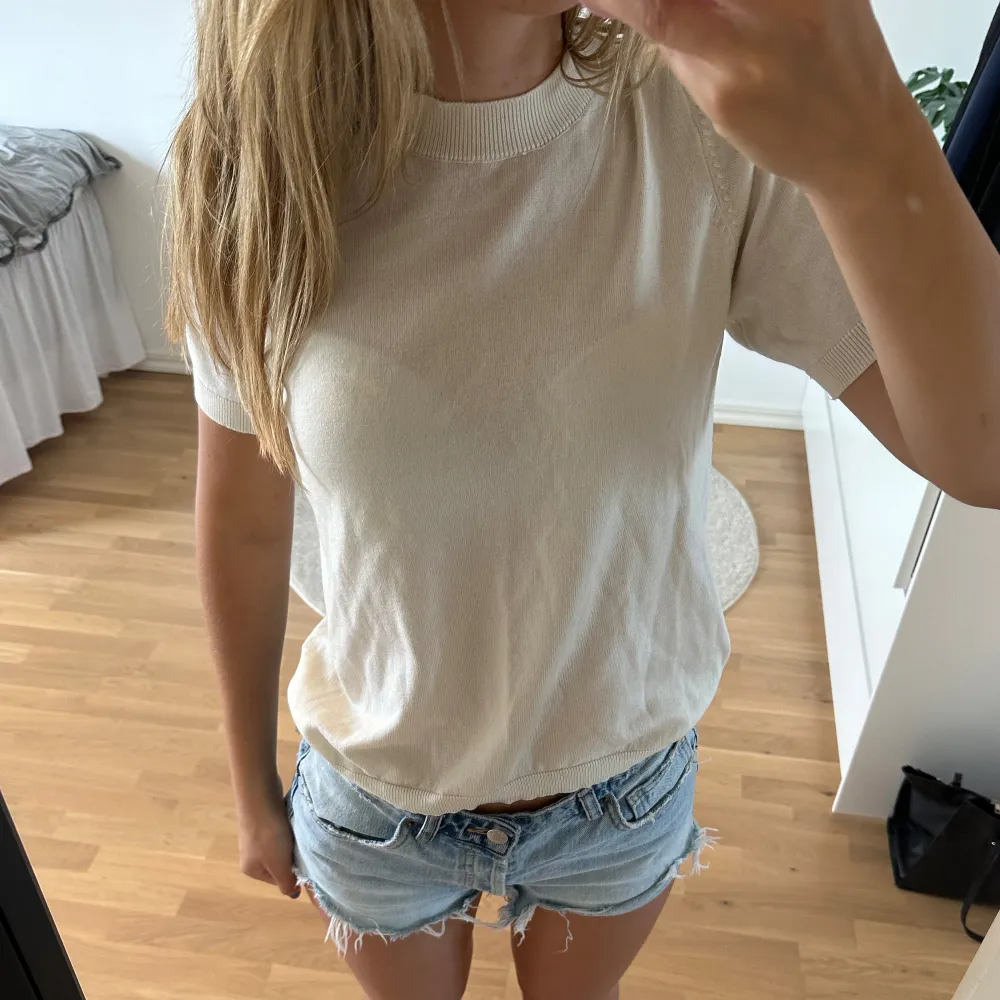 Så söt beige tröja!❤️ säljer då den inte används! Hör av dig vid frågor❤️. T-shirts.