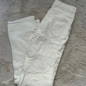 Säljer ett par högmidjade beiga (krämfärgade) jeans ifrån bikbok som tyvärr blivit för små! Passar mig i längden som är 170cm🤍