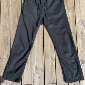 Tygbyxor - Tygbyxor från East West i rak passform