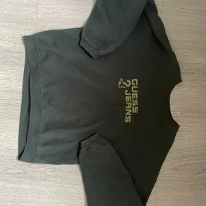 Guess hoddie - Jätte mysig hoddie från guess jeans, den har en lite fläk som säkert går bort med vanish 🐸🐸samt lite trådar lösa