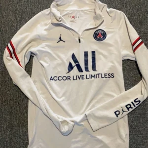 PSG tröja - En snygg psg tröja. Den är använd men har inga skador, vid fler frågor är det bara att skriva 