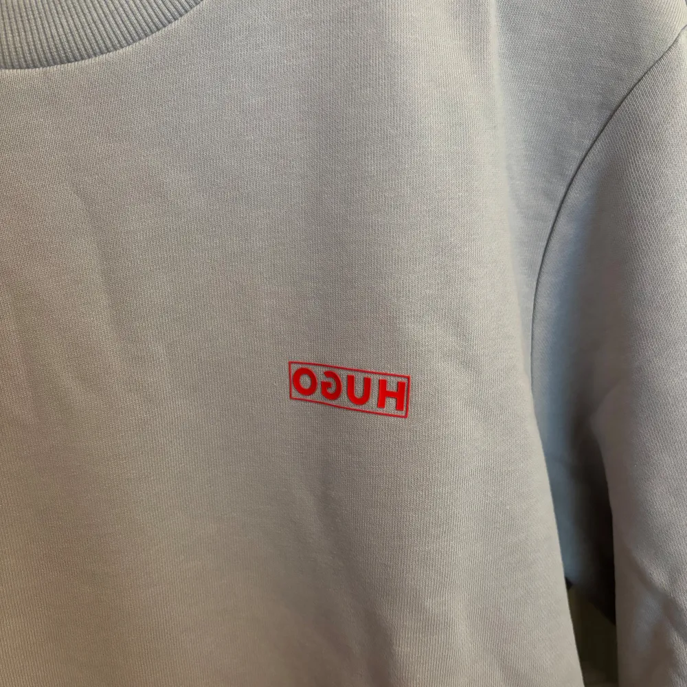 Hugo Sweatshirt, köpt på Hugo i Mall Pf Scandinavia. Aldrig använd då den är för stor för mig. Storlek M men funkar för L. Tag sitter kvar, pris kan diskuteras.. Hoodies.