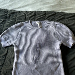 Stickad tröja 💕 - Den är liten i storleken så passar även nån med xs o s 💕