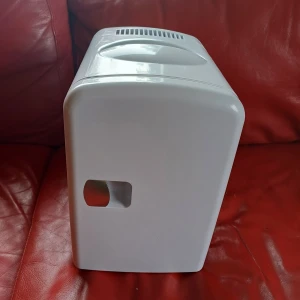 Portabel minikyl - Kört en gång bara. Så nyskick. Fungerar med 12V och 220~240V. Medföljer sladd för 220~240V.  Rymmer 6st 33cl burkar.  Både kylning- och uppvärmningsfunktion. Nypris 799.