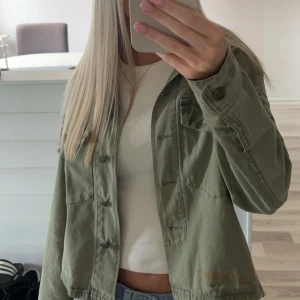 Grön jacka  - Odd Molly jacka me mycket detaljer, fint skick💕 nypris är runt 1800kr