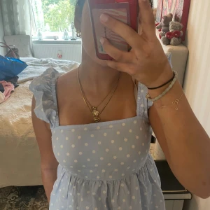 Prickig blus💕 - En prickig volang blus köpt på vero moda💘💘