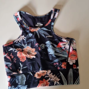 Träningstop från stronger - Säljer en träningstop från Stronger i storlek S. Sparsamt använd. Hund finns i hemmet.