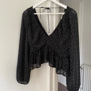 Fin prickig blus - Från H&M. Knappt använd, strl XS-S 🖤