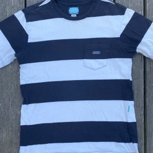 Vissla randig Tshirt - Svart/vit randig tshirt från Vissla. Liten badge på bröstet: Creators/Innovators. Använd, något urtvättat men fortfarande snygg tee. 