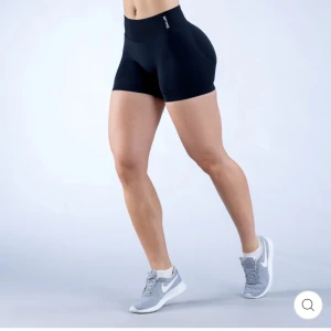 Svarta Impact Shorts - svarta shorts från DFYNE i modellen impact, storlek S. aldrig använda. originalförpackning finns kvar.