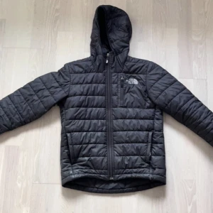 Svart The North Face Jacka - Snygg puffer jacka perfekt till hösten. Använd en del gånger och har några tecken på användning som syns i bilderna. Om ni har frågor men plagget eller vill ha mått så skriv till mig privat. Pris kan diskuteras.