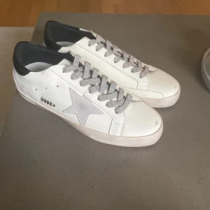 Golden goose skor - Ett par helt oanvända golden goose skor i storlek 42. Inga skador, tveka inte på att höra av dig för funderingar!