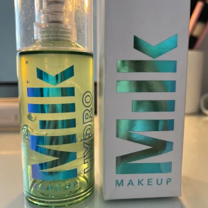 Milk primer 45ml - Säljer min milk hydro grip primer då den inte funkar så bra på min hud. Den är nästan helt full och är köpt för bara nån vecka sen🥰