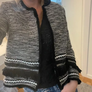 Vårjacka - Snygg overcoat, med fransar i ärmarna. Så snygg!!