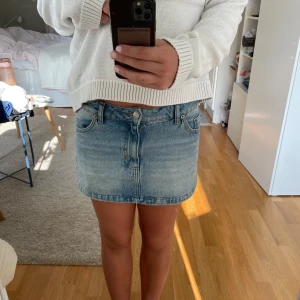 Jeanskjol - Kort jeanskjol, så snygg men tyvärr lite för liten på mig! Knappt använd, slutsåld!!