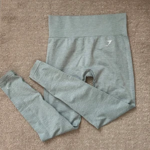 Ljusblå tights - Ljusblå tights från gymshark. Lite slitna på några ställen, se bild 2&3