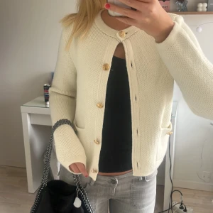 Stickad kofta - Superfin stickad kofta, knappt använd💕💕💕