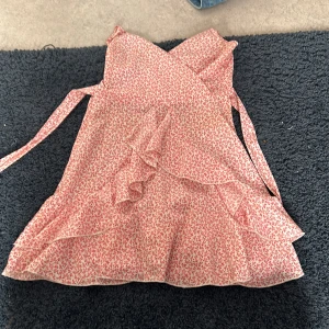 Klänning  - Har bara använt den 2 gånger den är jätte fin men den va lite för liten för mig