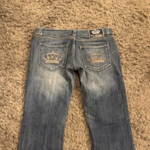 Victoria Beckham Jeans  - ASSNYGGA Victoria Beckham byxor. Dom är köpta här på plick men säljer då de va för stora. ❤️( PRISET ÄR FAST )