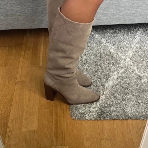 Snyggaste klackarna  - Snyggaste klackarna från mango. Stl 37 Använda 2 gånger! 399kr +frakt