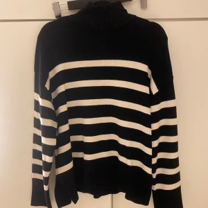 Tröja - Säljer denna tröja från zara med slits på sidorna. Tröjan är knappt använd och därav säljer jag den