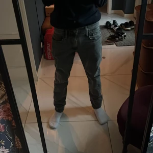 Grå Levis 512 jeans - Säljer ett par grå Levis 512 jeans i storlek W29. De har en klassisk femficksdesign och en snygg tvättad look. Perfekta för en avslappnad stil. Pris kan diskuteras. Tar emot vissa byten