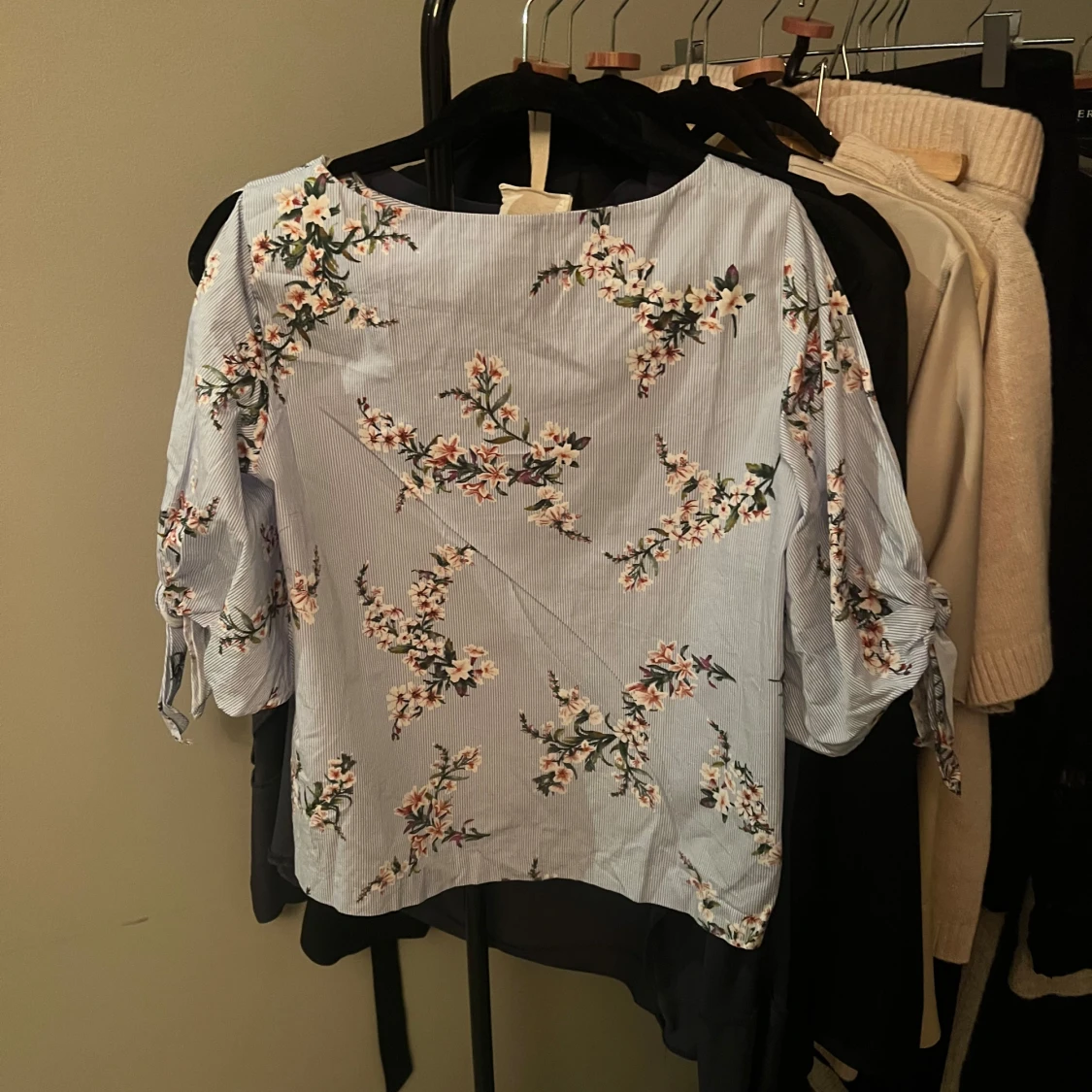 Blommig blus med knytärmar - 3