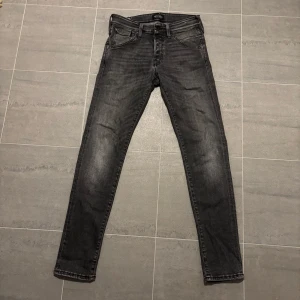 Jack&jones jeans - Säljer dessa feta jack&jones jeans i en mörkgrå färg. Skicket är väldigt bra utan defekter. Storleken är 28/30 och sitter bra på mig som är 170cm lång. Modellen är slim/glenn. Priset kan diskuteras!