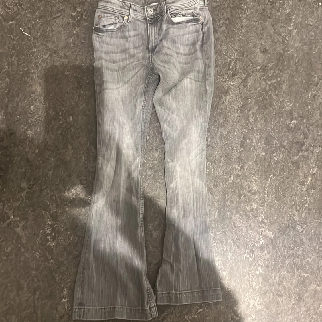 Grå flared jeans från H&M