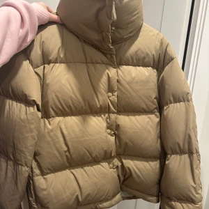 Beige dunjacka från Acne Studios - Säljer denna snygga jacka från Acne, då jag inte fått användning för den! Använd ca 3 gånger. Original pris 9000kr! Pris kan diskuteras vid snabb affär 🤍
