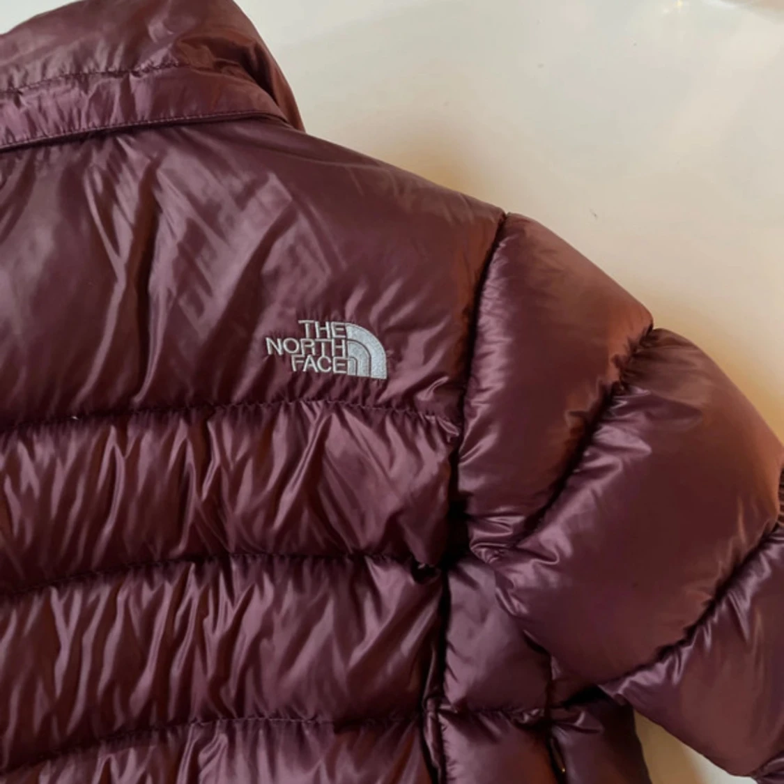 Vinröd dunjacka från The North Face - 2