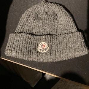 Grå ribbad mössa från Moncler - Moncler mössa 