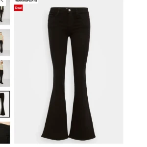 Svarta low waisted jeans - Säljer ett par svarta only jeans i storlek xs i midjan och 30 i längden, dom är sparsamt använda och i bra stick🥰🥰