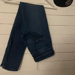 Replay jeans  - Säljer tre par jeans i olika färger: ett par ljusblå, ett par mörkblå och ett par svarta. Alla har klassisk femficksdesign och raka ben. Perfekta för en avslappnad stil. Alla är replay alla är i väldigt bra skick och inte använda alls mycket styck 350 kan kanse gå ner lite om man vill köpa bulk kan ja släppa för 850 eller 800 w28 l30 på alla 