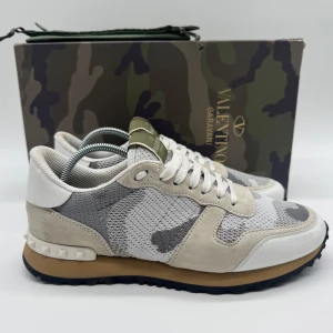 NYA VALENTINO ROCKRUNNERS - Valentino Rockrunners- Skick: 10/10 (Helt Nya) - Tillbehör: Box & Dustabag - Storlek 39 sitter som 40 - Nypris ca 7500kr - Deluxecloset