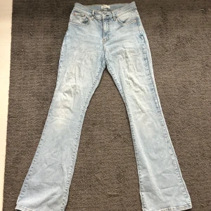 Ljusblå jeans från Gina tricot - Säljer ett par ljusblå jeans från Gina tricot i storlek 38. Säljer då jag inte tycker dom sitter som jag vill