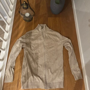 SELECTED HOMME Zipup - Tjo, säljer den här riktigt snygga zipup tröjan från Selected Homme. Tröjan är i nyskick och har inte används 🙌 prisej ej fast