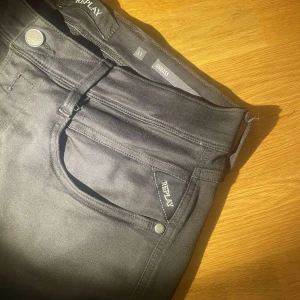 Replay anbass jeans | w31 - Helt nya oanvända replay jeans, köpta på Thernlunds, för 1799kr, mitt pris 599kr, storlek: w31 L 32, (anbass, hyperflex) Hör av er vid frågor osv ‼️✅