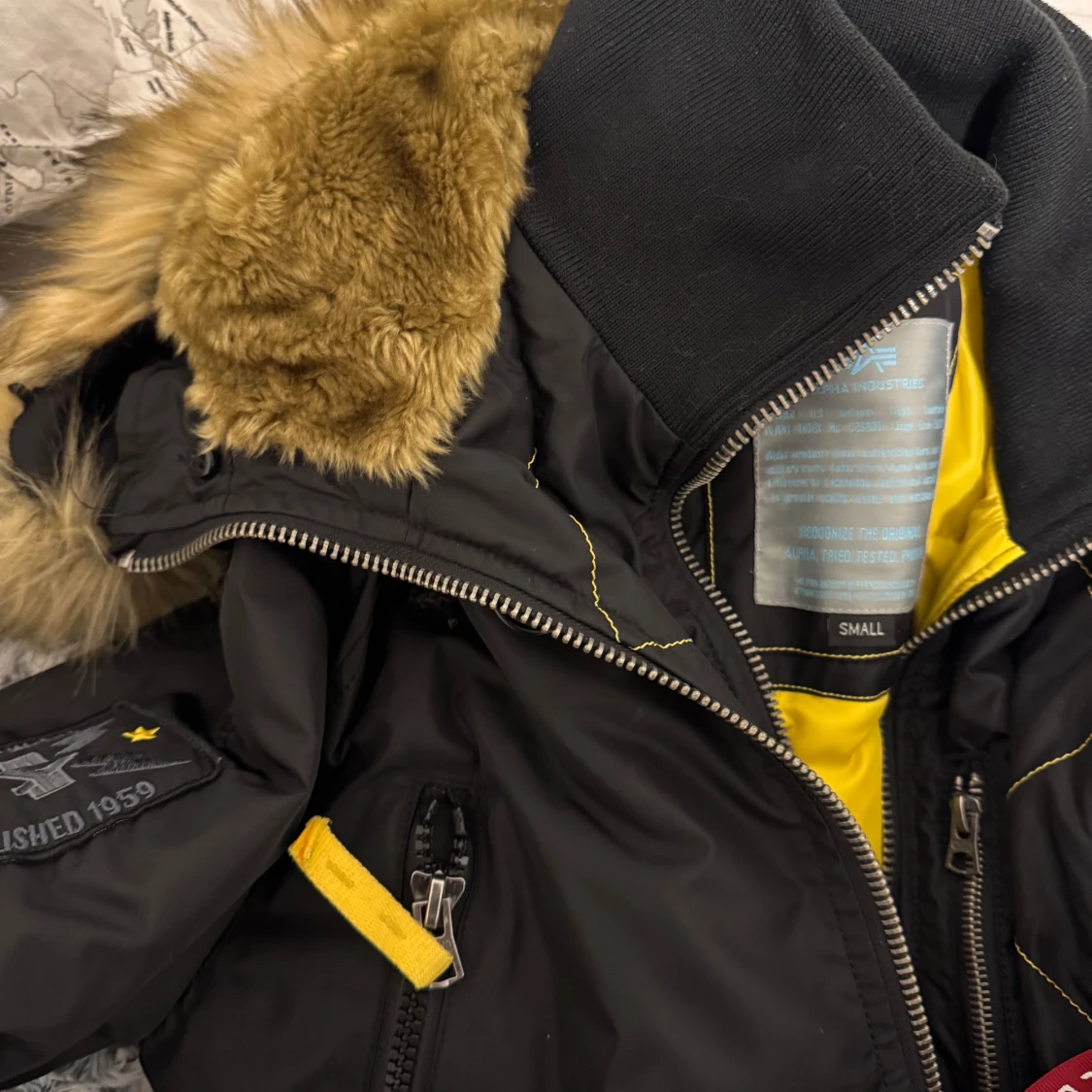 Svart jacka med pälsdetaljer från Alpha Industries - 4