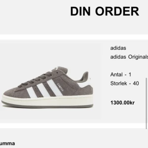 Grå Adidas  campus  - Snygga grå Adidas campus i mocka med de klassiska vita ränderna på sidan. Skorna har en stilren design med snörning och en bekväm passform. Perfekta för en avslappnad stil. Typ aldrig använd kanske 7 gånger så väldigt bra skick!